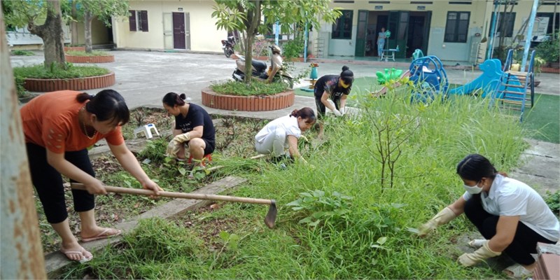 Tổ nuôi MN Cổ Bi ​với công tác tổng Vệ sinh môi trường